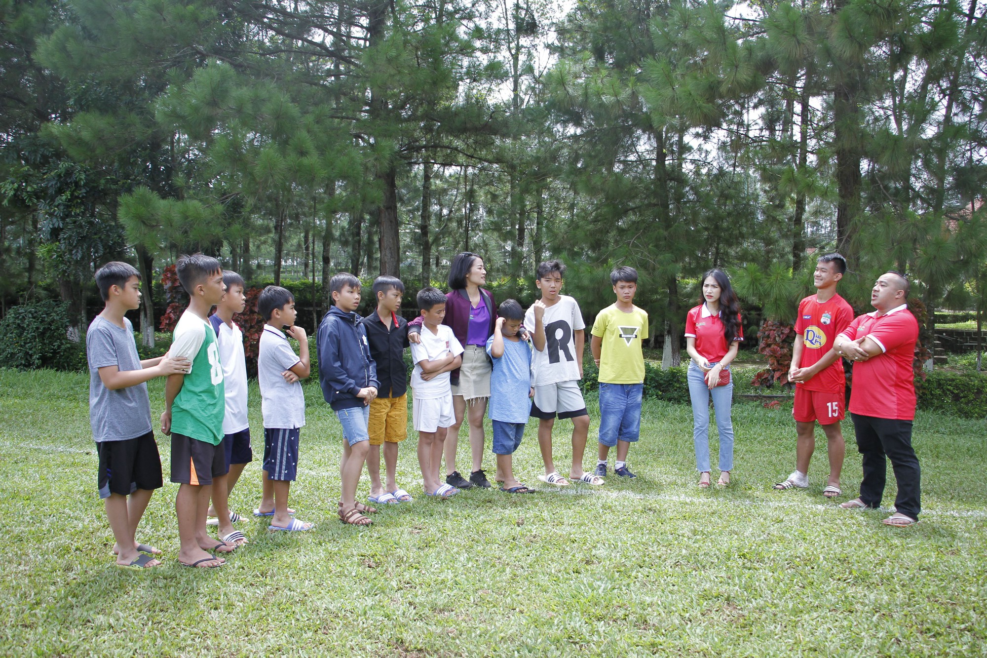 Cầu thủ nhí: Hòa Minzy đưa các thí sinh đến học viện bóng đá Hoàng Anh Gia Lai - Ảnh 4.