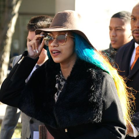 Tỉnh như Cardi B: Đội tóc giả 7 sắc cầu vồng đi hầu tòa, lúc ra về thì hớn hở vì biết tin được đề cử Grammy - Ảnh 1.