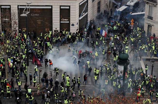 Thủ đô Pháp mịt mù hơi cay, cảnh sát bắt hàng trăm người biểu tình - Ảnh 1.