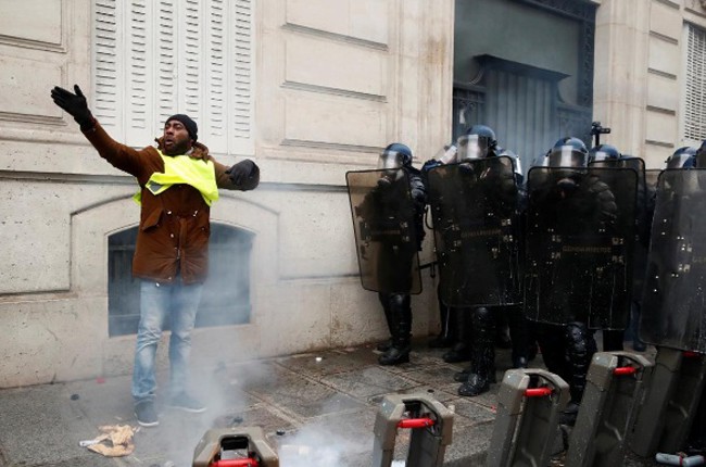 Thủ đô Pháp mịt mù hơi cay, cảnh sát bắt hàng trăm người biểu tình - Ảnh 3.