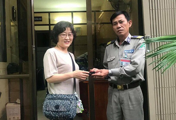 Trả lại tài sản trị giá trên 70 triệu đồng cho du khách Hàn Quốc đánh rơi - Ảnh 2.