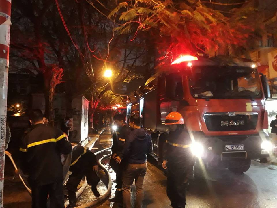 Hà Nội: Cháy ngùn ngụt kiến trúc nghệ thuật đình cổ trong đêm - Ảnh 2. Hà Nội: Cháy ngùn ngụt kiến trúc nghệ thuật đình cổ trong đêm - Ảnh 2.