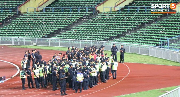 Đêm kinh hoàng: CĐV Malaysia đánh CĐV Việt Nam đổ máu ở AFF Cup 2014 - Ảnh 9.