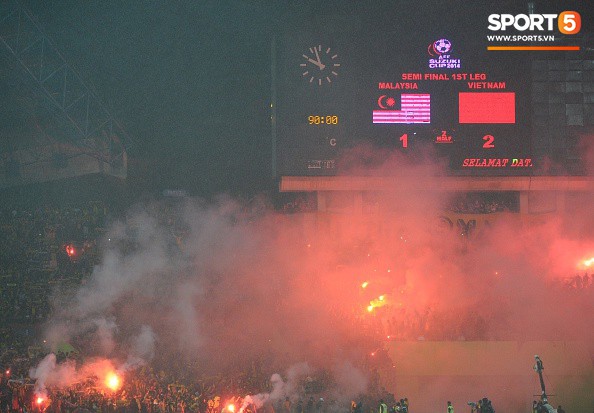 Đêm kinh hoàng: CĐV Malaysia đánh CĐV Việt Nam đổ máu ở AFF Cup 2014 - Ảnh 8.