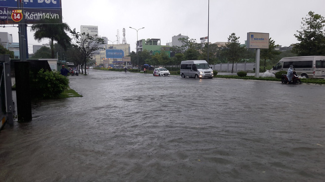 Đà Nẵng: Hầm chui 118 tỉ đồng bị ngập nặng, đường vào sân bay bị nước bủa vây, hàng loạt phương tiện chết máy - Ảnh 9.