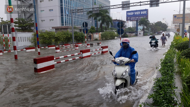 Đà Nẵng: Hầm chui 118 tỉ đồng bị ngập nặng, đường vào sân bay bị nước bủa vây, hàng loạt phương tiện chết máy - Ảnh 7.