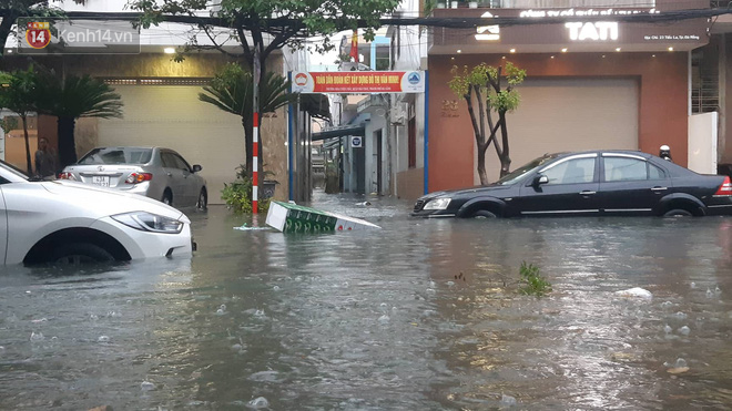 Đà Nẵng ngập chưa từng có trong lịch sử: Phố biến thành sông, xe cộ và nhà dân ngập sâu trong biển nước - Ảnh 3.