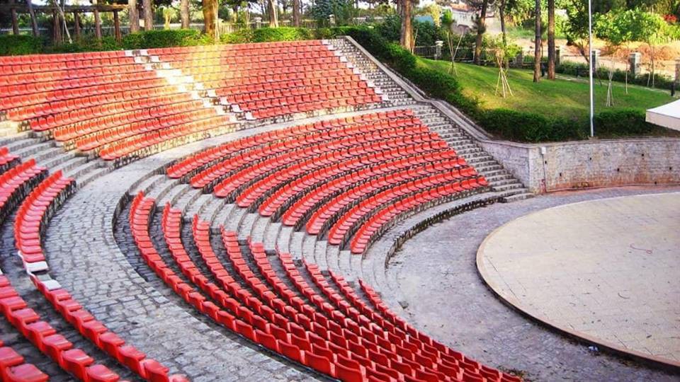 H&agrave;ng ghế trắng triệu g&oacute;c sống ảo ở Đ&agrave; Lạt đ&atilde; được sơn đỏ hết rồi ư? - Ảnh 4.