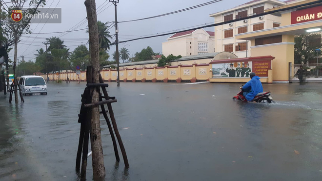 Đà Nẵng ngập chưa từng có trong lịch sử: Phố biến thành sông, xe cộ và nhà dân ngập sâu trong biển nước - Ảnh 8.