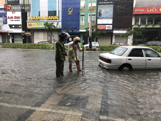 Hình ảnh đẹp ở Đà Nẵng: Giữa trận mưa lớn, chiến sỹ CSGT hì hục đẩy xe chết máy giúp người dân - Ảnh 5.
