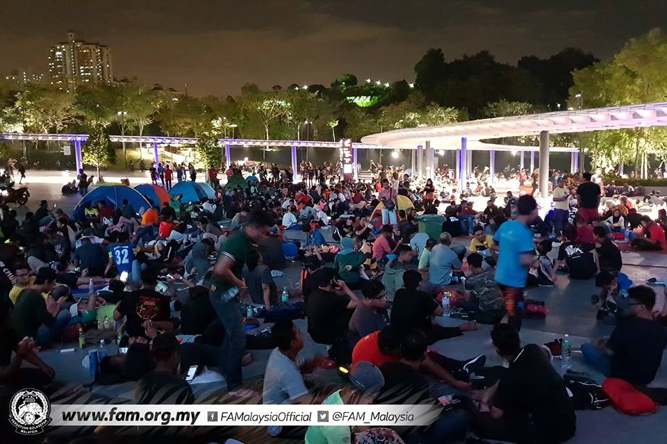 Chung kết lượt đi AFF Cup 2018: Ngay lúc này, hàng nghìn fan Malaysia đang xếp hàng xuyên đêm chờ mua vé, không khác gì CĐV Việt Nam trước khi vé bán online - Ảnh 3. Chung kết lượt đi AFF Cup 2018: Ngay lúc này, hàng nghìn fan Malaysia đang xếp hàng xuyên đêm chờ mua vé, không khác gì CĐV Việt Nam trước khi vé bán online - Ảnh 3.