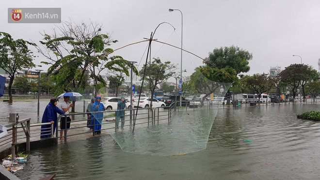 Hình ảnh chưa từng có ở Đà Nẵng: Xuồng bơi trên phố, người dân quăng lưới bắt cá giữa biển nước mênh mông - Ảnh 9.