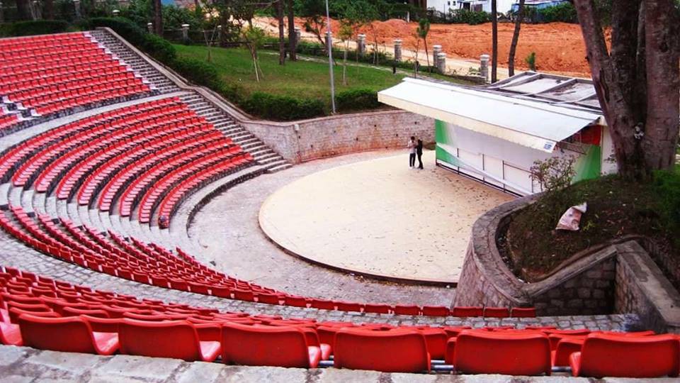 H&agrave;ng ghế trắng triệu g&oacute;c sống ảo ở Đ&agrave; Lạt đ&atilde; được sơn đỏ hết rồi ư? - Ảnh 3.