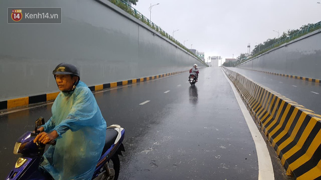 Đà Nẵng: Hầm chui 118 tỉ đồng bị ngập nặng, đường vào sân bay bị nước bủa vây, hàng loạt phương tiện chết máy - Ảnh 3.