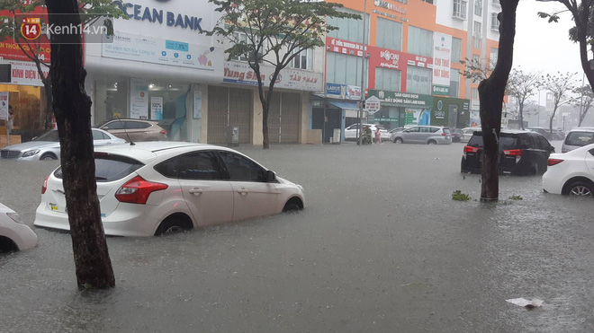 Đà Nẵng ngập chưa từng có trong lịch sử: Phố biến thành sông, xe cộ và nhà dân ngập sâu trong biển nước - Ảnh 2.