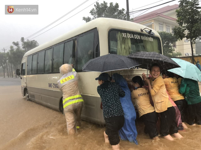 Hình ảnh đẹp ở Đà Nẵng: Giữa trận mưa lớn, chiến sỹ CSGT hì hục đẩy xe chết máy giúp người dân - Ảnh 4.