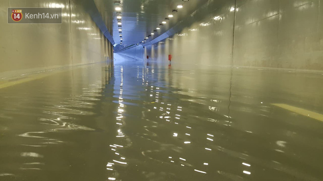 Đà Nẵng: Hầm chui 118 tỉ đồng bị ngập nặng, đường vào sân bay bị nước bủa vây, hàng loạt phương tiện chết máy - Ảnh 2.