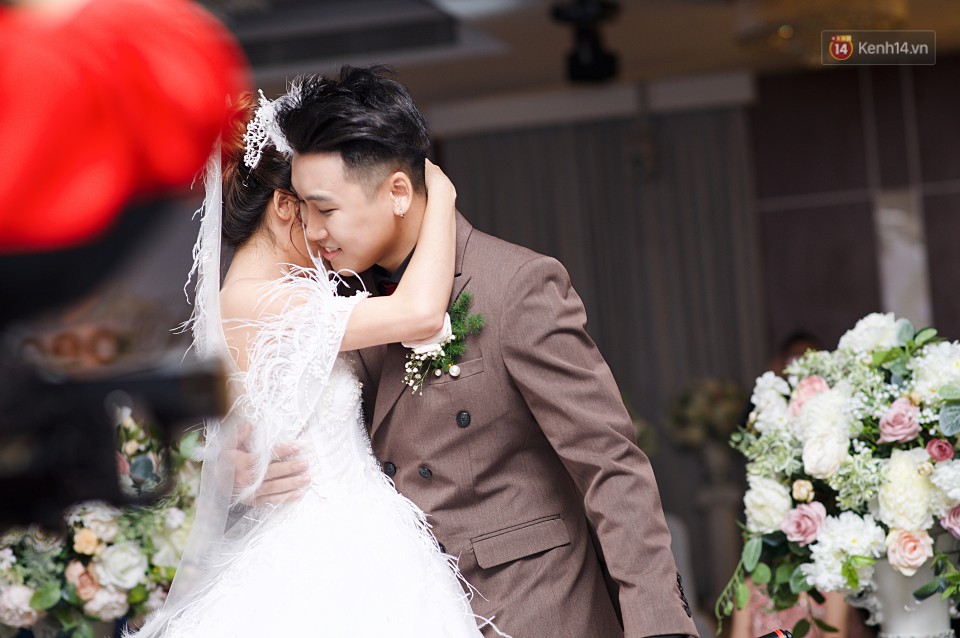 Vợ Huy Cung mặc áo cưới 200 triệu, bật khóc vì bị chồng tung clip “nói xấu” trước quan viên hai họ - Ảnh 6. Vợ Huy Cung mặc áo cưới 200 triệu, bật khóc vì bị chồng tung clip “nói xấu” trước quan viên hai họ - Ảnh 6.