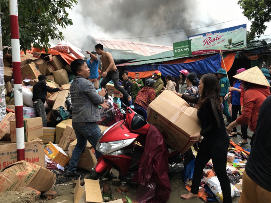Cháy kho hàng ở Nghệ An: 1 người bị thương, thiệt hại hàng tỉ đồng - Ảnh 3. Cháy kho hàng ở Nghệ An: 1 người bị thương, thiệt hại hàng tỉ đồng - Ảnh 3.