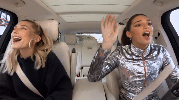 Kendall Jenner & Hailey Bieber quẩy tr&ecirc;n xe hơi bỗng c&oacute; th&ecirc;m nh&acirc;n vật thứ 3 thoắt ẩn thoắt hiện - Ảnh 2.