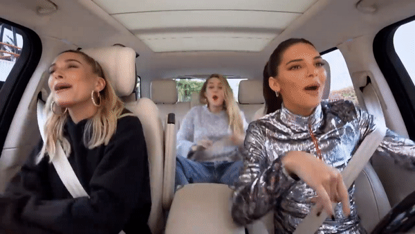 Kendall Jenner & Hailey Bieber quẩy tr&ecirc;n xe hơi bỗng c&oacute; th&ecirc;m nh&acirc;n vật thứ 3 thoắt ẩn thoắt hiện - Ảnh 5.