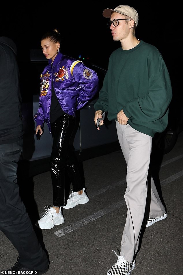 Hẹn h&ograve; b&agrave; x&atilde; Hailey đi ăn, Justin Bieber bỗng chạm mặt bạn g&aacute;i cũ tại nh&agrave; h&agrave;ng - Ảnh 1.