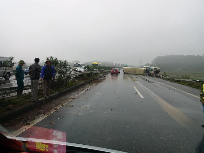 Hai ô tô khách đâm nhau lật ngửa trên cao tốc Nội Bài - Lào Cai - Ảnh 3.