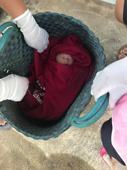 Phát hiện bé sơ sinh trong chiếc giỏ ở ngoài đường - Ảnh 1.