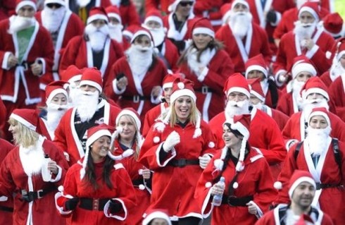 Hàng ngàn ông già Noel thi chạy ở Tây Ban Nha - Ảnh 1. Hàng ngàn ông già Noel thi chạy ở Tây Ban Nha - Ảnh 1.