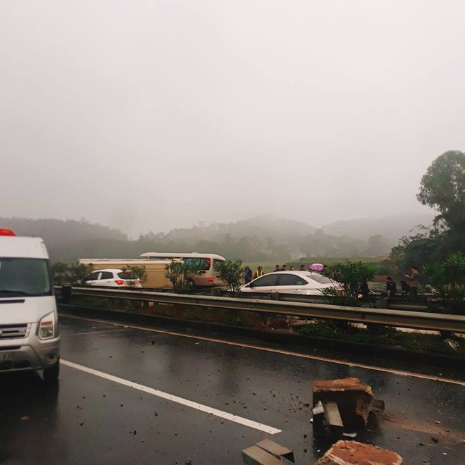 Hai ô tô khách đâm nhau lật ngửa trên cao tốc Nội Bài - Lào Cai - Ảnh 4.