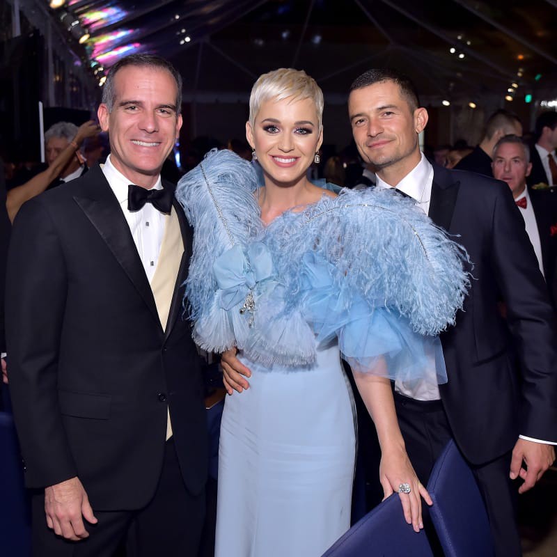 Katy Perry hứng gạch vì ghen tuông chi hơn 1 tỷ đồng ngăn fan hẹn hò với bạn trai Orlando Bloom - Ảnh 1. Katy Perry hứng gạch vì ghen tuông chi hơn 1 tỷ đồng ngăn fan hẹn hò với bạn trai Orlando Bloom - Ảnh 1.