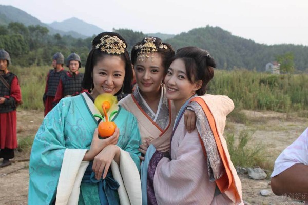 1001 cách giải quyết bá đạo của sao Hoa Ngữ khi quay cảnh trái mùa - Ảnh 3. 1001 cách giải quyết bá đạo của sao Hoa Ngữ khi quay cảnh trái mùa - Ảnh 3.