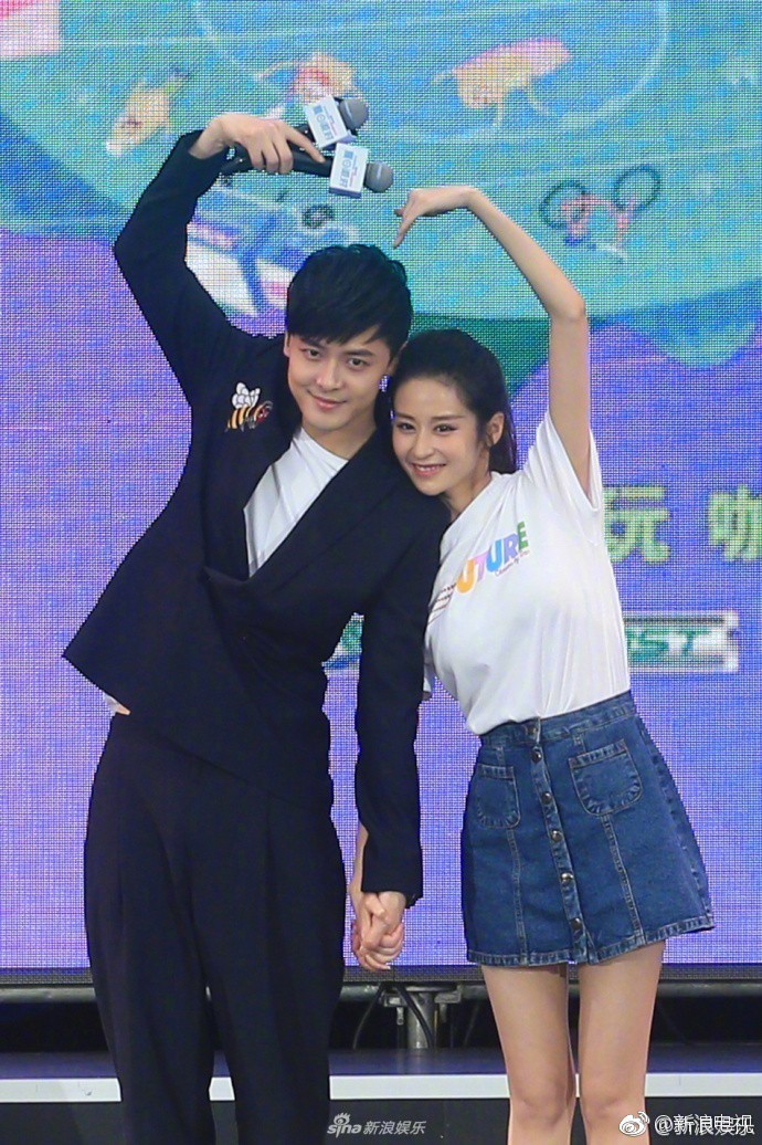 Showbiz Hoa ngữ 2017: Hơn 10 cặp đôi chia tay, nhiều cái chết bí ẩn, thị phi dồn dập tới tận ngày 31 - Ảnh 12.