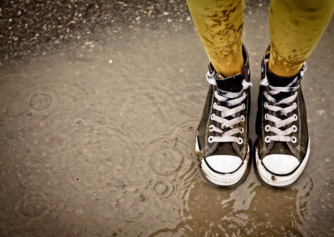 Cứ mưa bẩn thế n&agrave;y th&igrave; cũng đến mức phải sắm mấy c&aacute;i bao gi&agrave;y đi mưa th&ocirc;i - Ảnh 7.