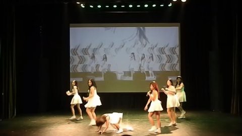 Cover nhảy Kpop phi&ecirc;n bản cạn lời: Trượt t&eacute; cũng phải y chang! - Ảnh 2.