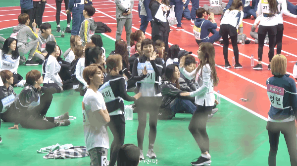 Red Velvet nhí nhố tập nhảy theo cô giáo Nayeon (TWICE) - Ảnh 3.
