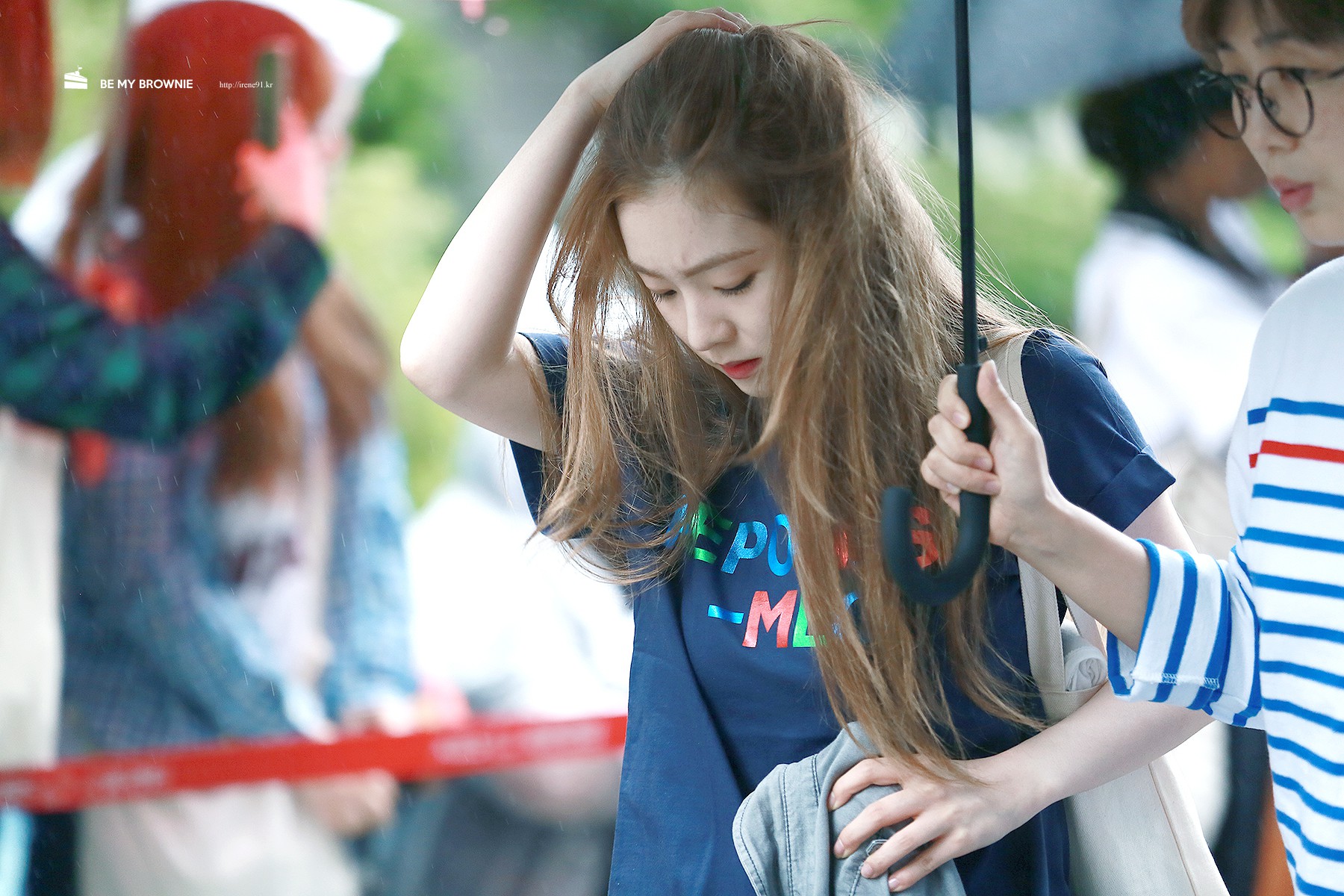 Đẳng cấp là thế, nhưng nữ thần tượng này cũng chỉ diện đi diện lại 1 mẫu túi mà ai cũng có - Ảnh 3.