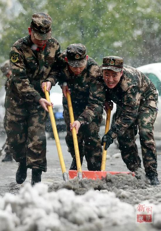 Giữa mùa đông lạnh không tưởng ở Trung Quốc, gia đình vẫn mở tiệc linh đình, ăn cỗ ngay dưới trời mưa tuyết - Ảnh 9.