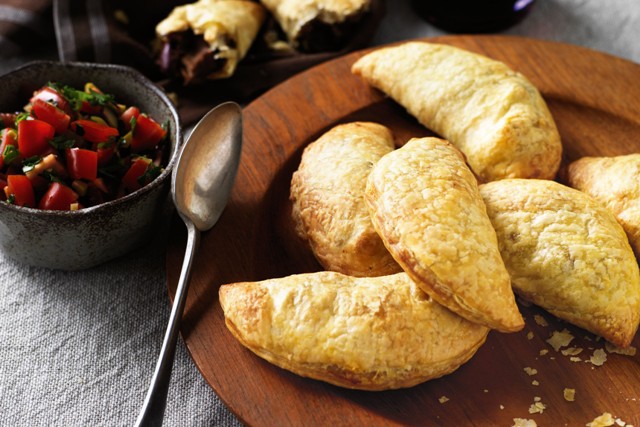 B&aacute;nh Empanadas c&oacute; g&igrave; đặc biệt m&agrave; phổ biến ở qu&aacute; nhiều nước phương T&acirc;y lại c&oacute; cả ng&agrave;y lễ kỉ niệm ri&ecirc;ng? - Ảnh 2.