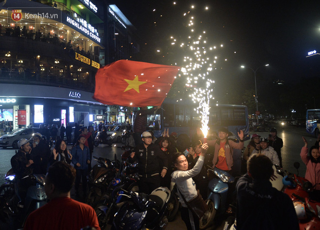 Người hâm mộ đổ ra Hồ Gươm mừng chiến tích của U23 Việt Nam - Ảnh 6.