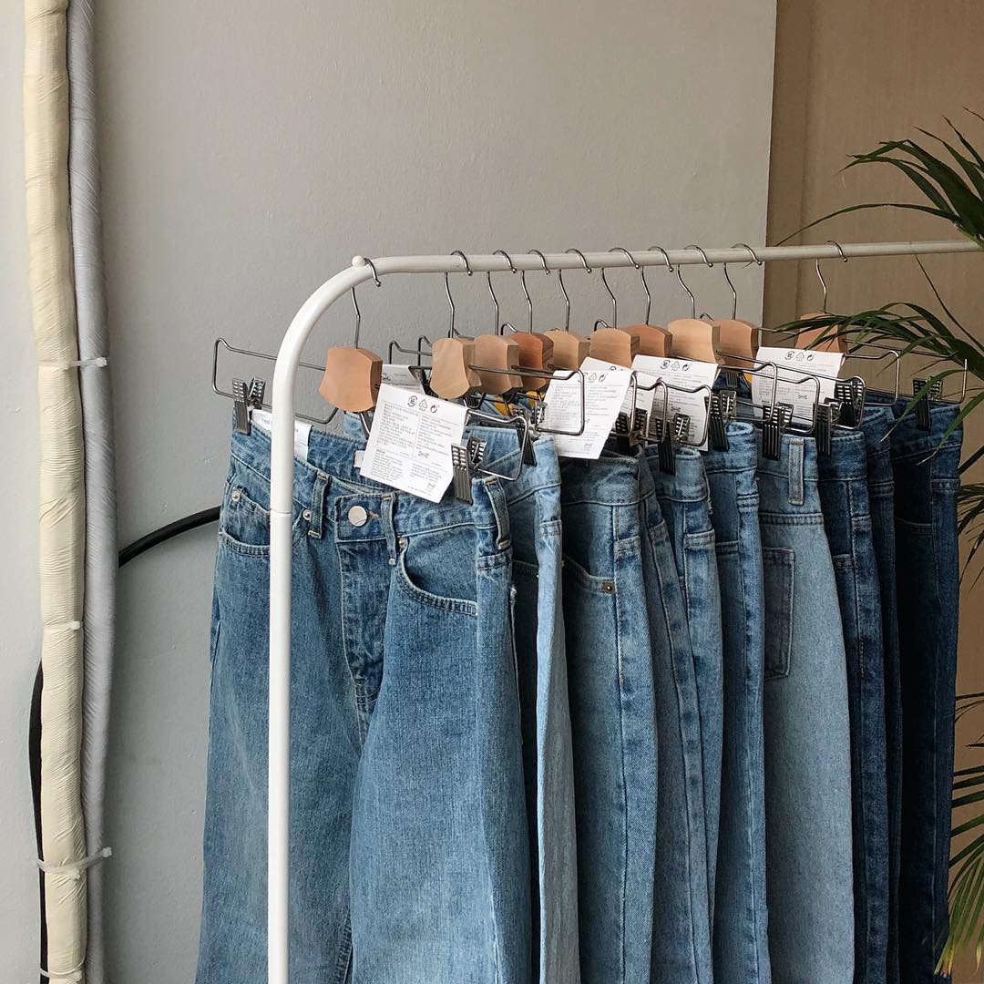 Năm nay nếu định sắm skinny jeans, bạn đừng mua loại bó chịt mà hãy chọn dáng ôm vừa phải như thế này mới là đúng mốt 2018 - Ảnh 2.