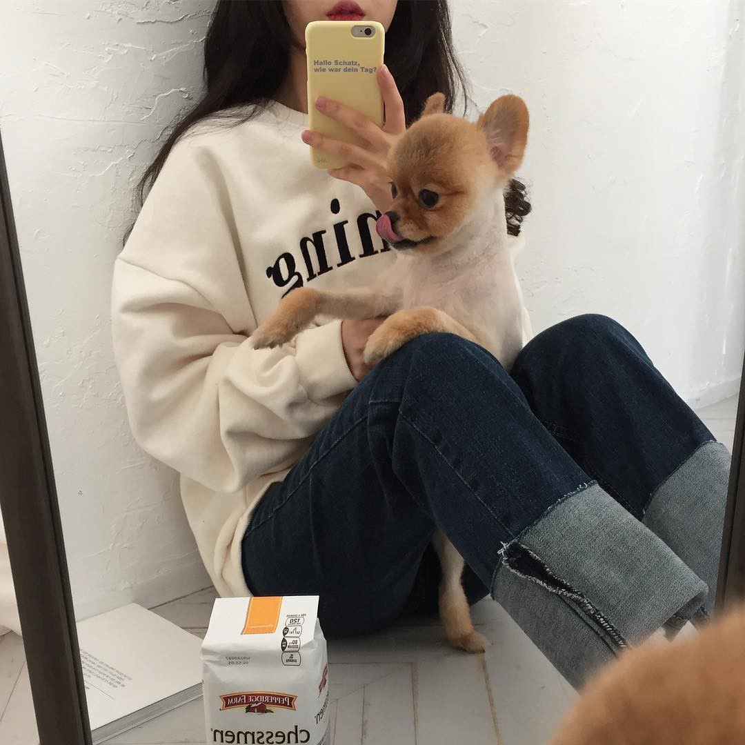 Quần jeans ống rộng gập gấu: kh&ocirc;ng phải người ta tr&oacute;t mua quần d&agrave;i rồi xắn l&ecirc;n cho ngắn đ&acirc;u, l&agrave; hot trend đấy! - Ảnh 1.