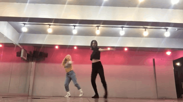 Thích ném đá thì cho ném đá, Sulli tiếp tục tung clip khoe vũ đạo nóng bỏng - Ảnh 1. Thích ném đá thì cho ném đá, Sulli tiếp tục tung clip khoe vũ đạo nóng bỏng - Ảnh 1.