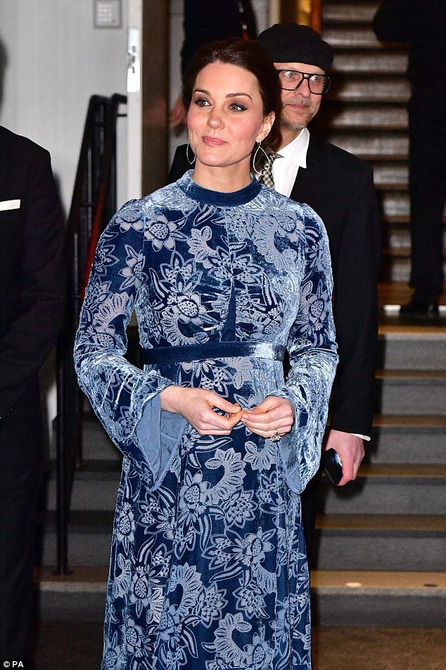 Mặc đẹp suốt ng&agrave;y, ai ngờ cũng c&oacute; l&uacute;c Kate Middleton bị ch&ecirc; mặc xấu - Ảnh 1.