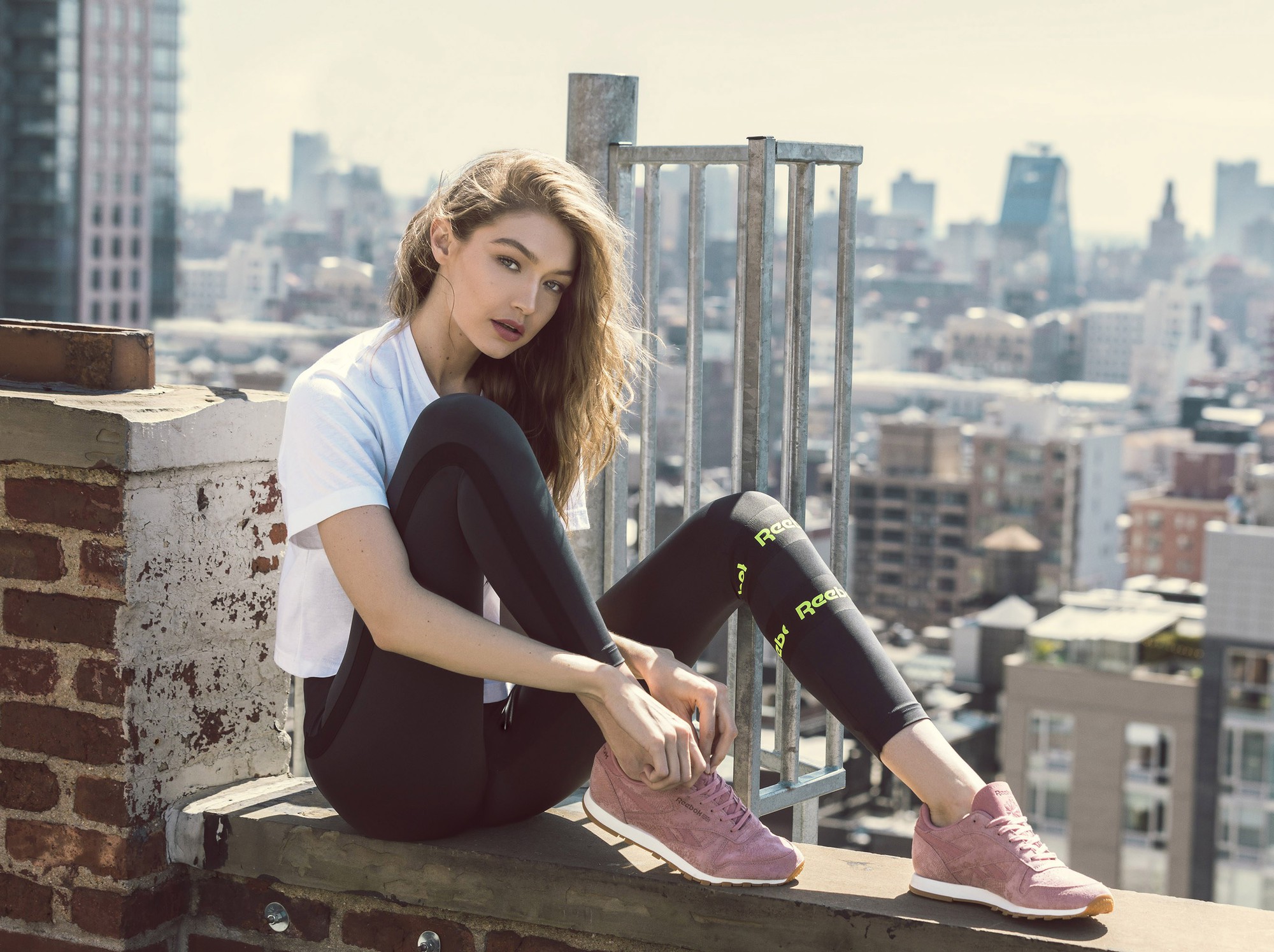 Suốt 1 năm qua, Gigi Hadid làm được gì để lọt top 5 người mẫu có thu nhập khủng nhất? - Ảnh 6. Suốt 1 năm qua, Gigi Hadid làm được gì để lọt top 5 người mẫu có thu nhập khủng nhất? - Ảnh 6.