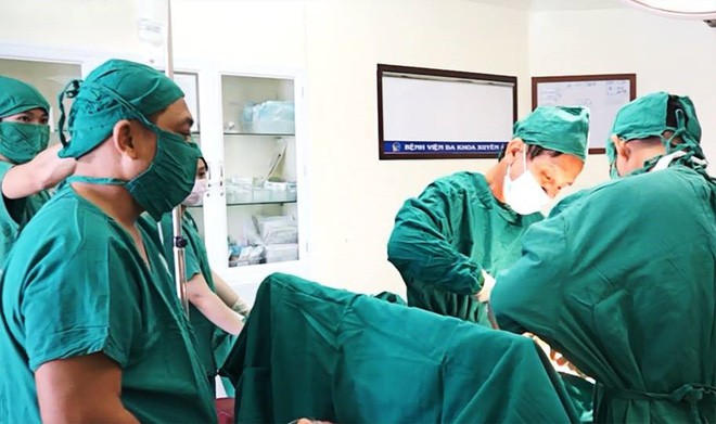 30 ph&uacute;t khẩn cấp cứu b&eacute; sơ sinh bị sa d&acirc;y rốn, suy thai trong bụng mẹ - Ảnh 1.