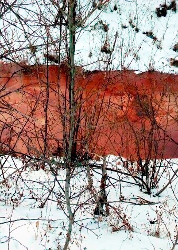 Con sông chuyển màu đỏ rực suốt cả tuần, các chuyên gia vẫn đau đầu chưa tìm ra lời giải - Ảnh 1.