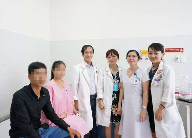 30 ph&uacute;t khẩn cấp cứu b&eacute; sơ sinh bị sa d&acirc;y rốn, suy thai trong bụng mẹ - Ảnh 3.