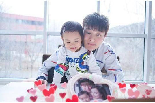 Gần Tết, Giả N&atilde;i Lượng bất an lo lắng cho cả gia đ&igrave;nh, đưa bố mẹ 2 b&ecirc;n v&agrave; con c&aacute;i đi kh&aacute;m sức khoẻ - Ảnh 1.