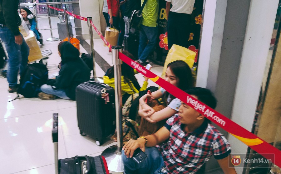 Hành khách phát khóc vì đi máy bay Tết còn khổ hơn xe đò: dăm lần bảy lượt delay, vạ vật cả ngày đợi chờ mòn mỏi - Ảnh 3. Hành khách phát khóc vì đi máy bay Tết còn khổ hơn xe đò: dăm lần bảy lượt delay, vạ vật cả ngày đợi chờ mòn mỏi - Ảnh 3.